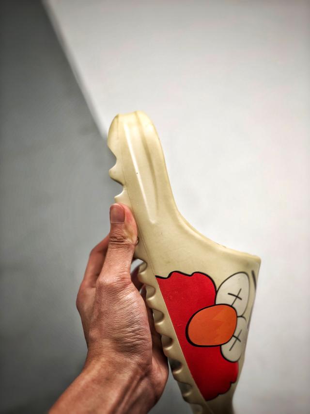 yeezy拖鞋怎么样，Yeezy拖鞋利与弊究竟为何贵