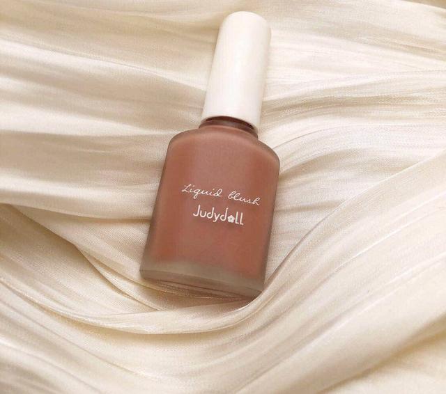 腮红膏哪个好用又持久不掉色，腮红膏它的优点是与肌肤更贴合