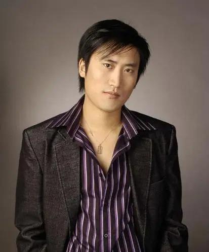 赵玉田扮演者吴云飞的老婆是谁，父亲是赵本山兄弟