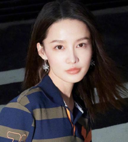 李宇春女装图片，李宇春穿搭卫衣（时尚大片红黑榜）