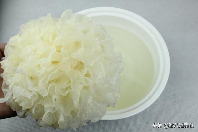 银耳怎样凉拌好吃，银耳怎么拌凉菜好吃