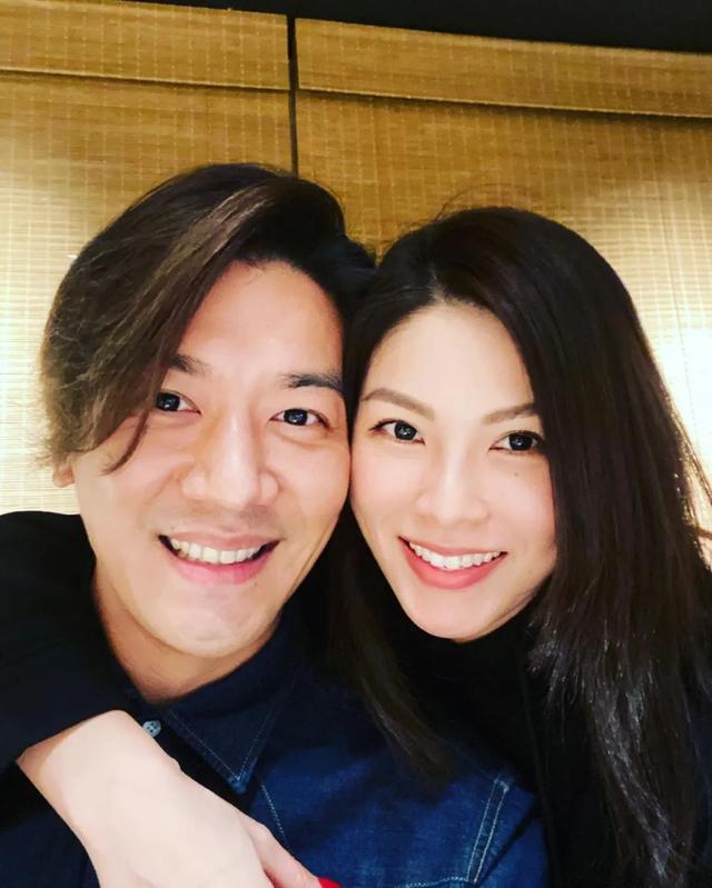 54岁tvb小生近况，54岁TVB肌肉男神晒父子合照