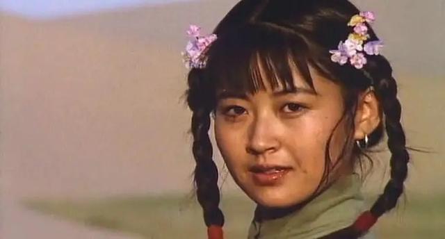 许晴最近近照曝光，穿蕾丝上衣有点撑的既视感