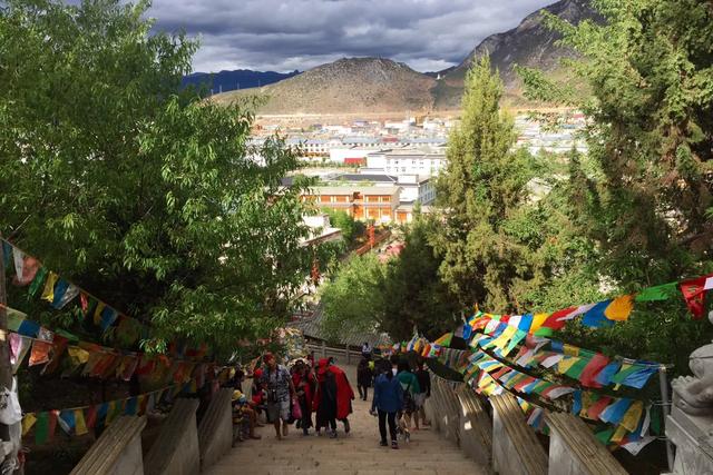 云南省迪庆香格里拉在地图位置，云南省<迪庆藏族自治州篇>