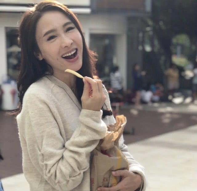 黎姿曬運動背影照片，穿短背心配高腰健身褲，一身肌肉哪像49歲？ 娛樂八卦吃瓜 第5张