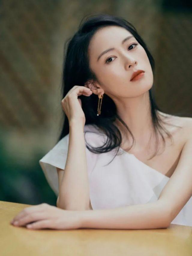 「小章子怡」童瑤氣質太好，穿白色裙裝性感優雅，腰部綁帶秀蜂腰 娛樂八卦吃瓜 第6张