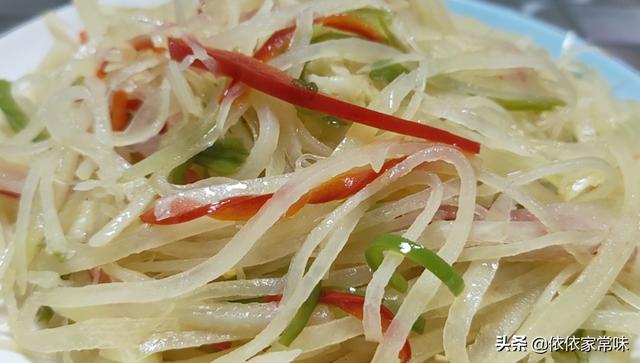 青椒土豆丝怎么炒好吃又脆嫩，饭店的土豆丝为啥炒的那么好吃