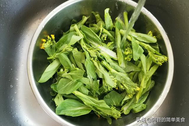油菜苔炒着吃很下饭，油菜苔快炒火腿片