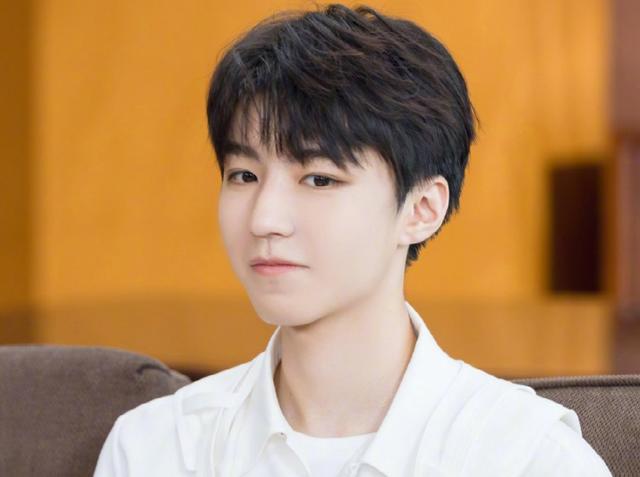 王俊凯厚刘海发型，王俊凯《重生之门》成网络剧5月热度榜榜首