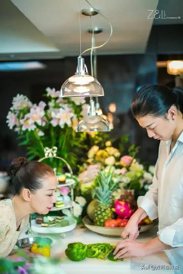 霍尊的母亲那英见了要称姐（和儿子拍婚纱照决定了霍尊命运）