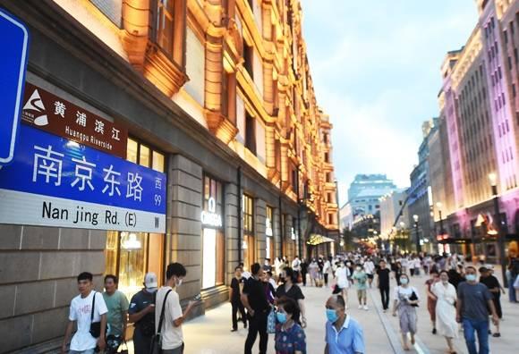 南京上海路步行街夜景，南京路步行街东拓段还未