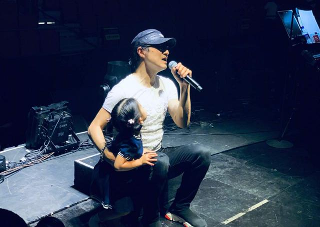 窦靖童同款西装裤，窦靖童登《VOGUE+》八月封面