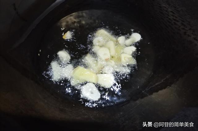油菜苔炒着吃很下饭，油菜苔快炒火腿片