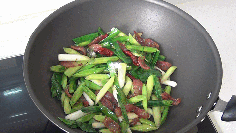 青蒜苗怎么做好吃，春季最适合吃蒜苗（蒜苗怎么做才好吃呢）