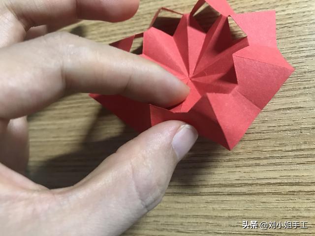 最简单的雨伞折纸方法图解，折纸教程：带爱心的小花伞