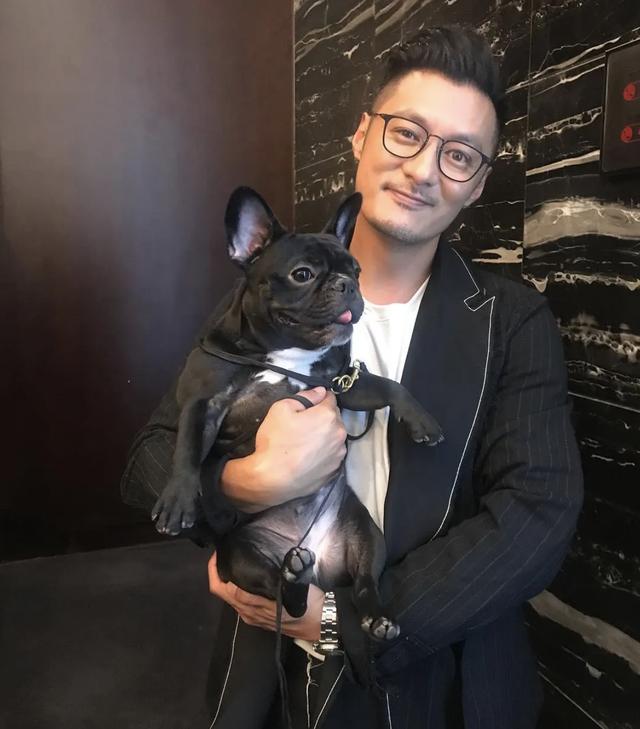 彭于晏的卧蚕是怎么练的，彭于晏这个看着成熟内心童真的人你喜欢么