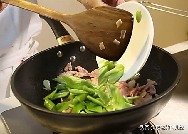 青椒炒培根做法步骤，分享一款培根炒青椒