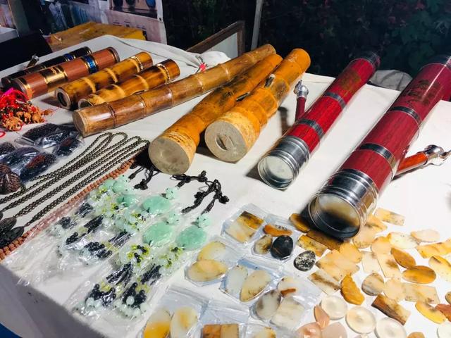 西双版纳江边夜市，西双版纳最火爆的夜市（到西双版纳一定要知道的五件事）