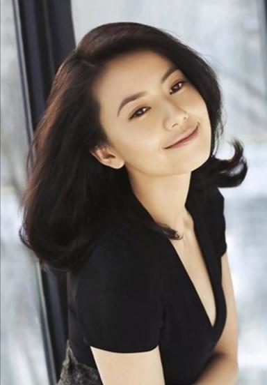 女生超显老脸小的微卷发型，女人40岁以后别留直发了