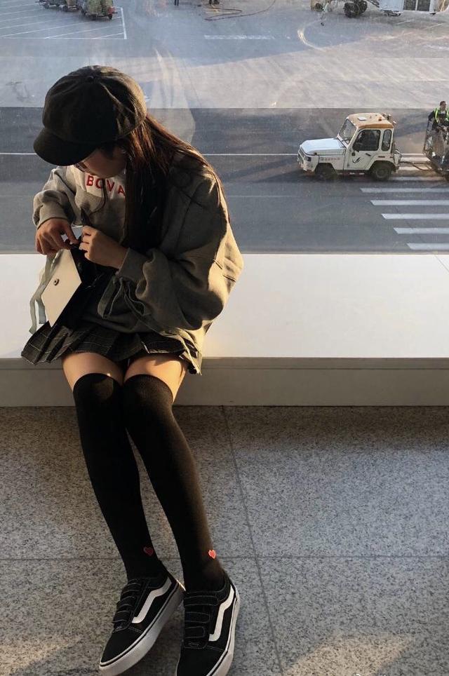 中筒袜子时尚百搭潮袜子，早秋的新时髦“中筒袜”