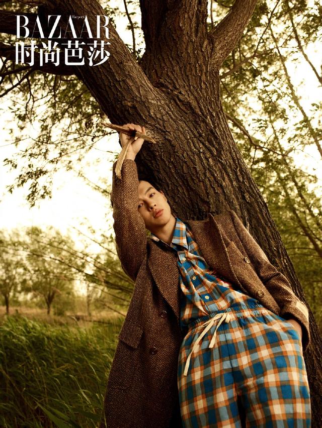 李宇春女装图片，李宇春穿搭卫衣（时尚大片红黑榜）