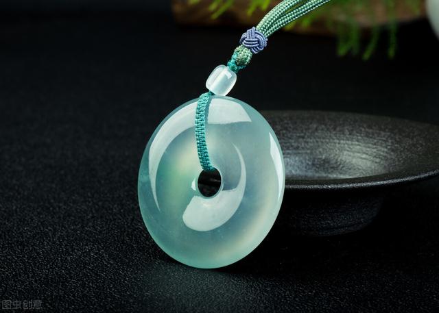 翡翠的种水八个等级哪个好，翡翠种水等级从高到低怎么区分