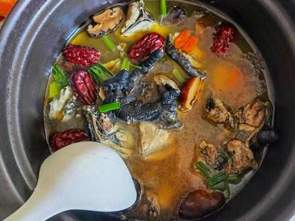 不管是燉土雞還是燉烏雞，牢記「2放3不放」，雞湯鮮美不膩更好喝 熱愛美食 第1张