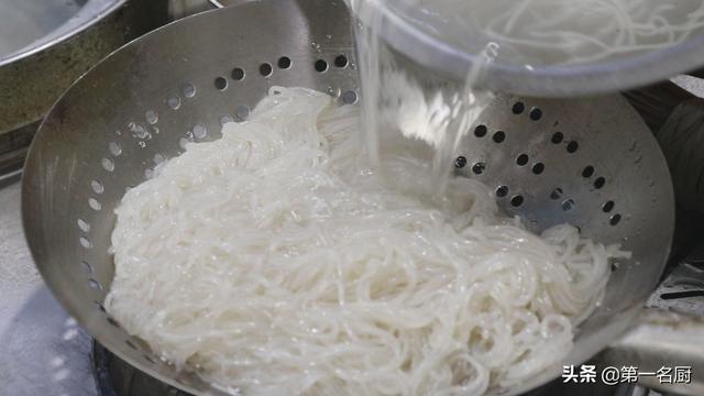 炒粉条怎么做才好吃又简单又好学，不要泡软就下锅炒
