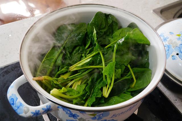 炒菠菜要焯水吗，炒菠菜时需要先焯水吗（只知道焯水还不够）