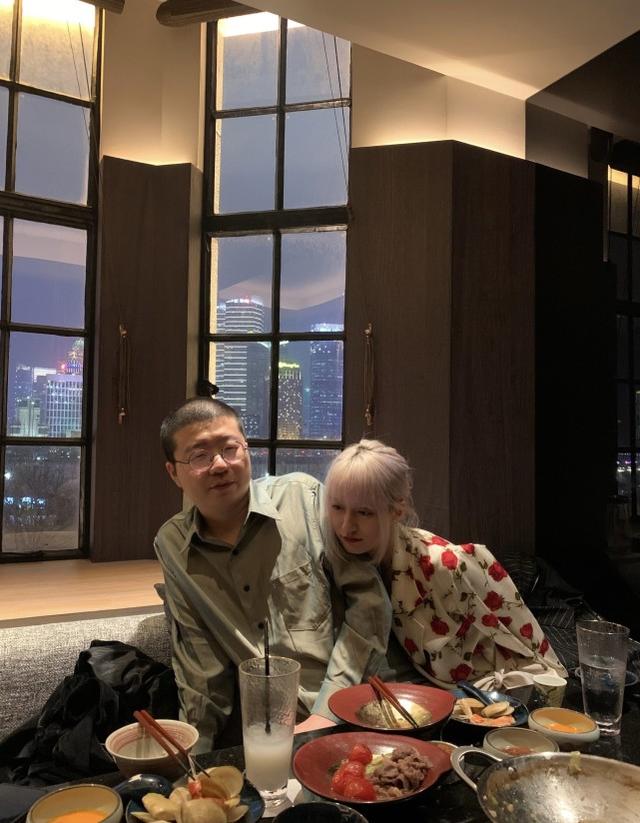 網友偶遇李誕黑尾醬出遊，小夫妻感情甜蜜十足，看來離婚只是謠傳 娛樂八卦吃瓜 第7张
