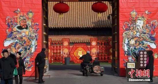 正确贴春联的方式与时间，春联的正确贴法和讲究是什么