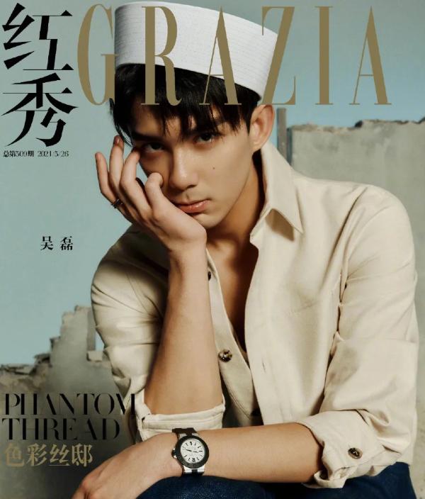 李宇春女装图片，李宇春穿搭卫衣（时尚大片红黑榜）