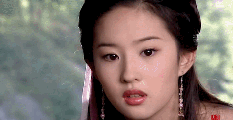 如今的刘亦菲依旧风采迷人，不管正面看还是背后看