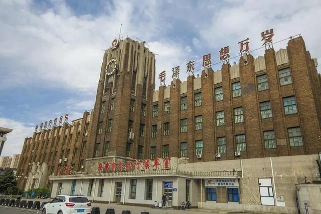 齐齐哈尔车辆厂吧，黑龙江的省会哈尔滨（亚洲最大的铁路货车制造企业——铁道部齐齐哈尔车辆工厂）