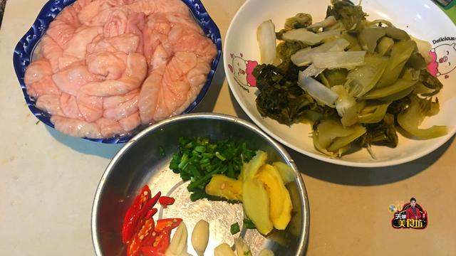 猪大肠怎么炒又白又脆，偷偷告诉你饭店的秘诀