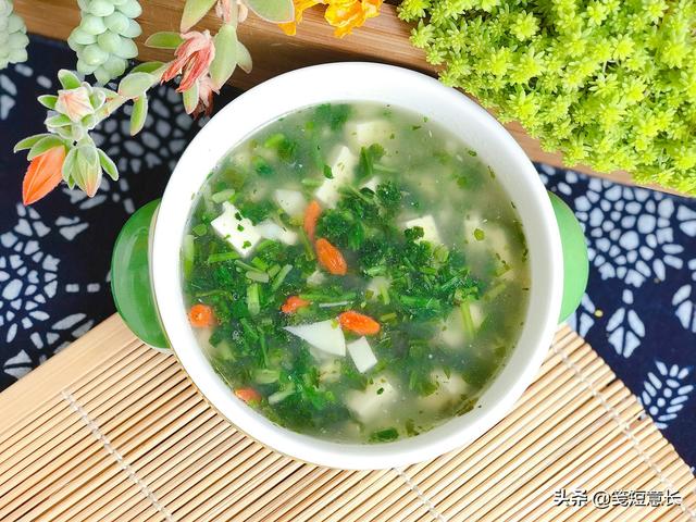 秋天荠菜汤家常做法，吃鱼吃肉不如多喝荠菜汤