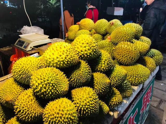 西双版纳江边夜市，西双版纳最火爆的夜市（到西双版纳一定要知道的五件事）