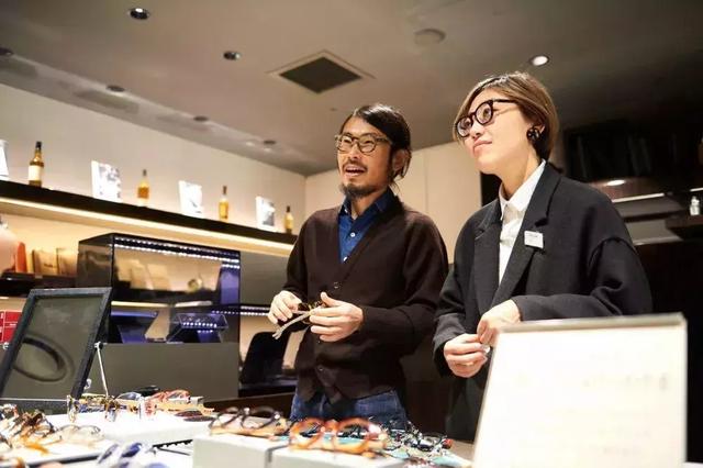 太阳镜怎么挑选，怎么选择适合自己的太阳镜（夏天开车阳光刺眼）