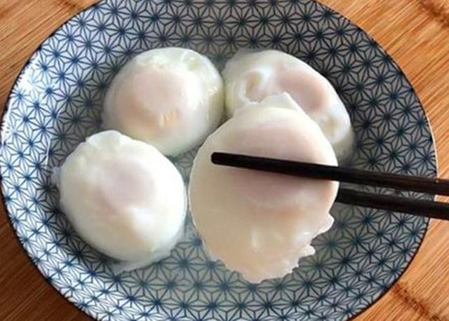 水煮荷包蛋的技巧，水煮荷包蛋有诀窍这样煮不散花（切记不要水开下锅）