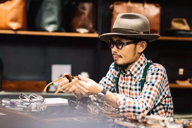 太阳镜怎么挑选，怎么选择适合自己的太阳镜（夏天开车阳光刺眼）