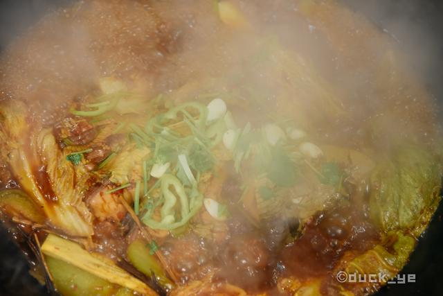 东北特色菜之铁锅炖大鱼，看着土气吃后服气的东北铁锅炖大鱼