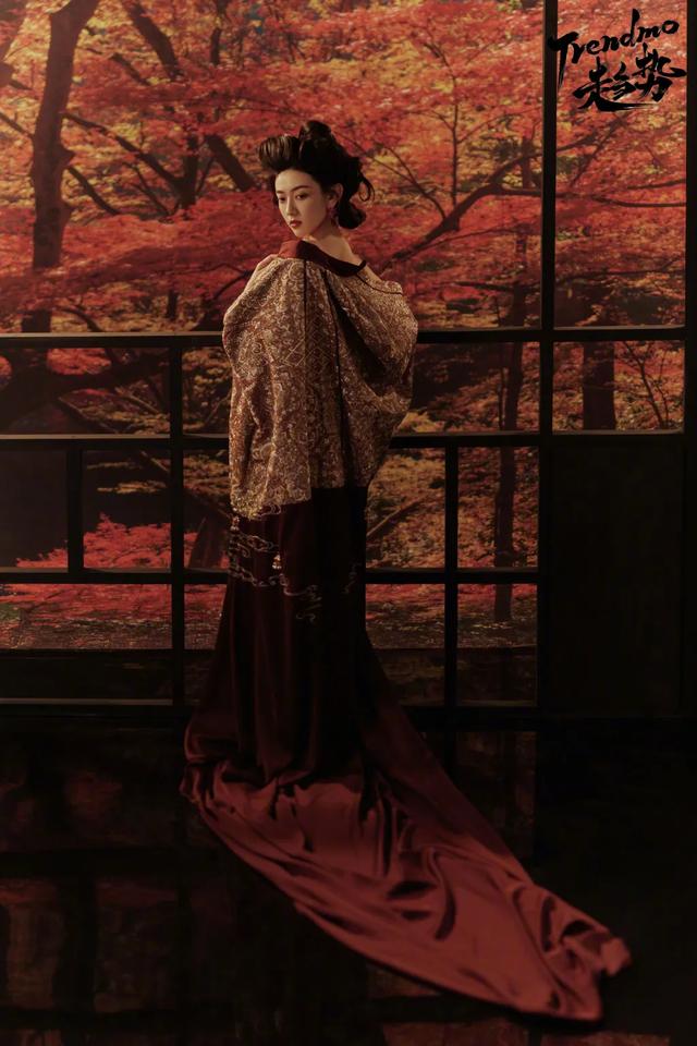 李宇春女装图片，李宇春穿搭卫衣（时尚大片红黑榜）