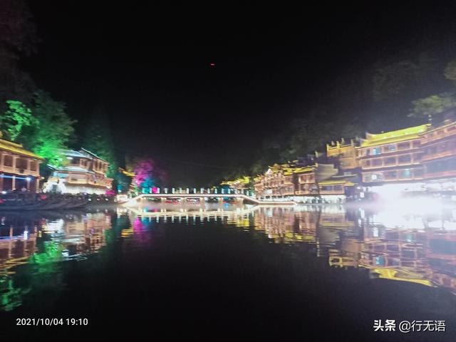 凤凰古城夜景图片，这辈子一定要去的凤凰古城（凤凰古城浪漫夜景醉游人）