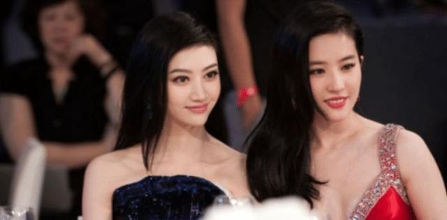 刘亦菲和谁合影都是一脸严肃，刘亦菲与黄晓明罕见合体