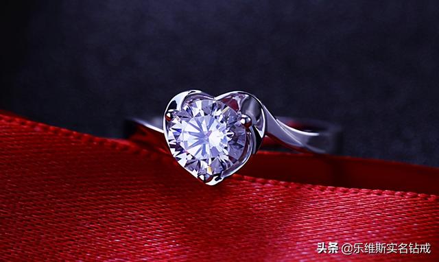 情人节送什么花520情人节订婚，订婚钻戒买越大的越好吗？三克拉钻戒多少钱？