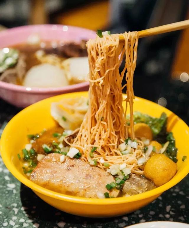 福州鱼丸怎么吃最好，用刀叉吃福州鱼丸、用砂锅吃鱼面……品尝暖暖的美食也要有仪式感