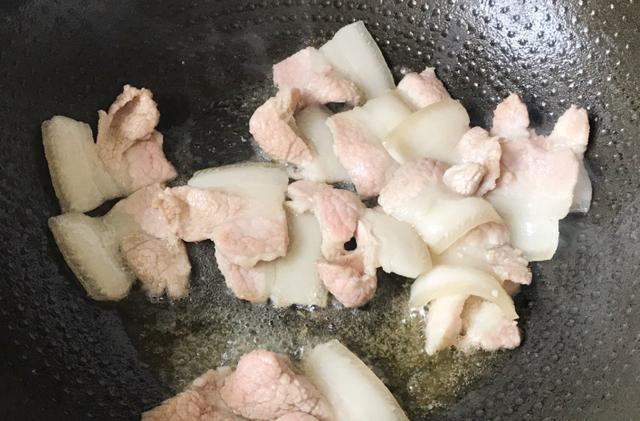 五花肉和大白菜怎样炒好吃，家常菜大白菜炒肉的做法