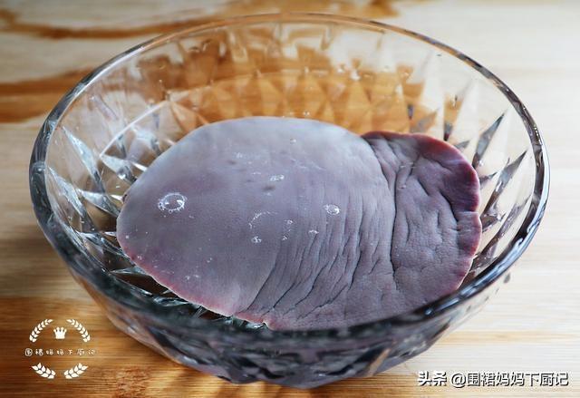 猪肝的煮法与操作，猪肝怎么煮好吃又简单又营养（白水猪肝家常做法）