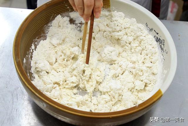 河南烙馍的做法最正宗的做法，薄皮透亮口感劲道十足