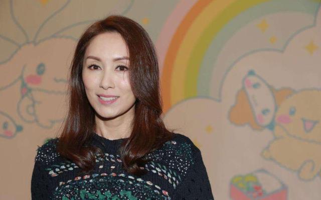 51岁郭可盈晒全家生活照，父亲有百亿身家